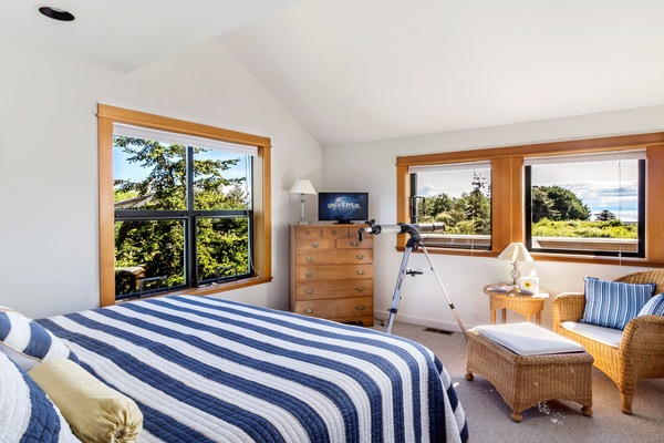 King bedroom #1 with a peek-a-boo view of water.
*telescope is no longer present