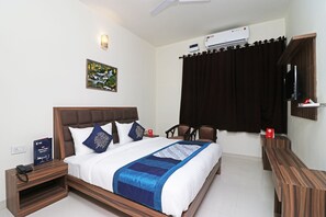 Iron/ironing board, bed sheets