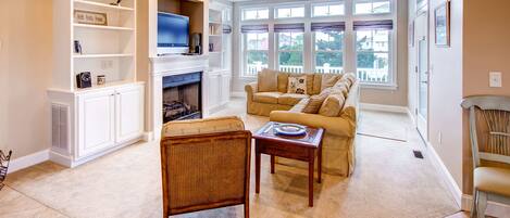 Televisión, reproductor de DVD, futbolito, libros