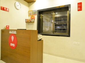 Reception - Hotel Midtown Inn (Trimbak)