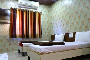 Deluxe Double or Twin Room | Free WiFi - Hotel Midtown Inn (Trimbak)