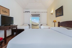Phòng dành cho gia đình, ban công, quang cảnh biển | Minibar với thức ăn, đồ uống miễn phí, két bảo mật tại phòng 