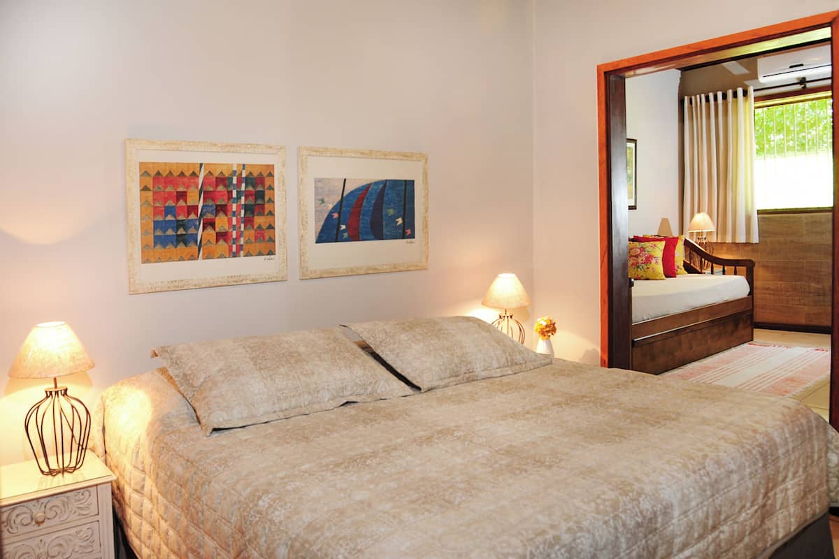 Minibar, cortinas blackout, tabla de planchar con plancha y wifi gratis