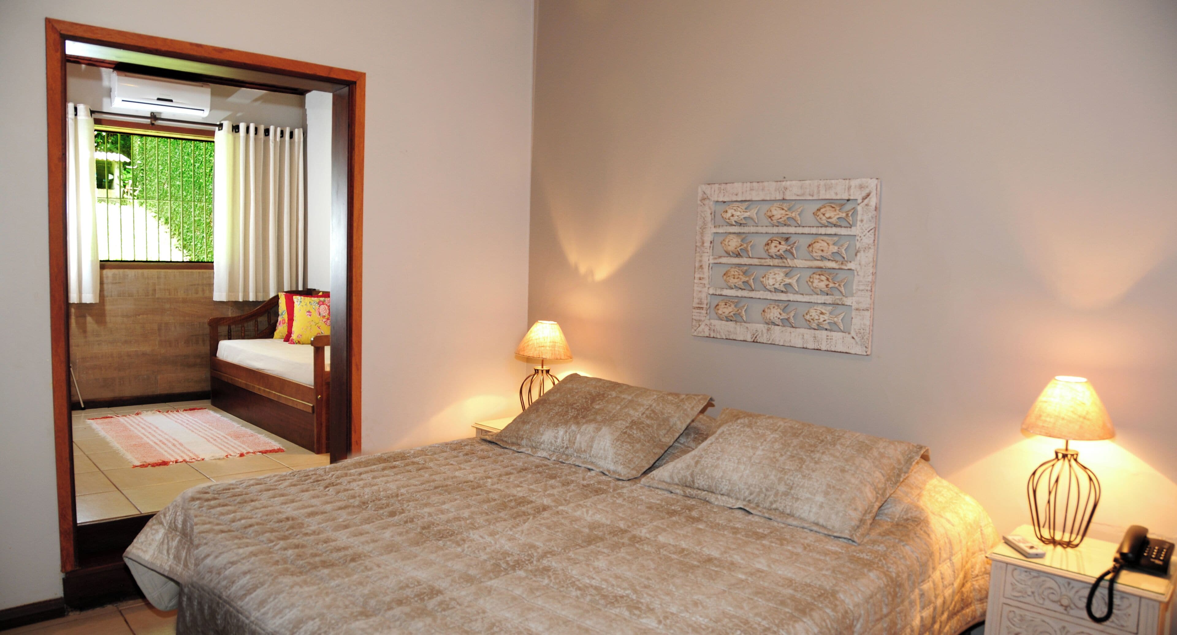 Minibar, mørklægningsgardiner, strygejern/strygebræt, gratis Wi-Fi