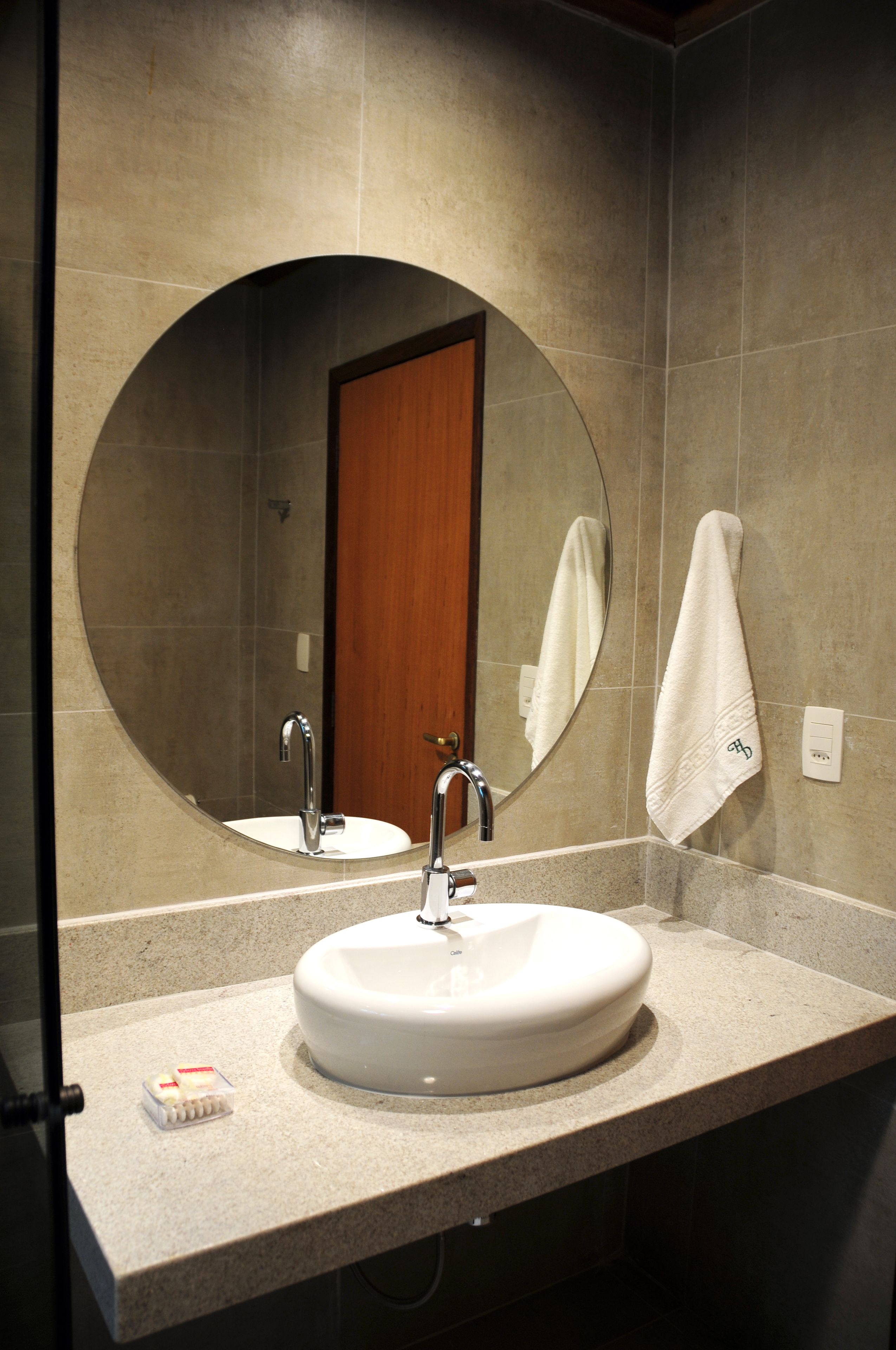 chale classic 06 | bathroom | shower, free toiletries, towels