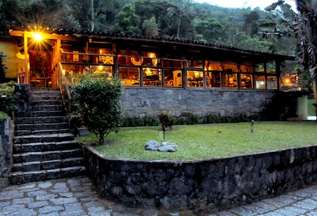 住宿正面 - 傍晚/夜晚