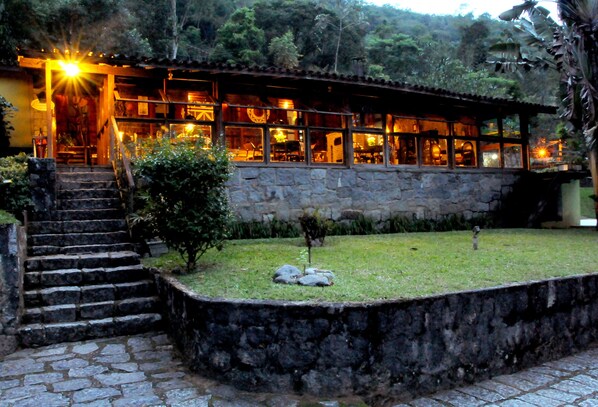 Front of property - evening/night - Hotel Daniela (Itatiaia)