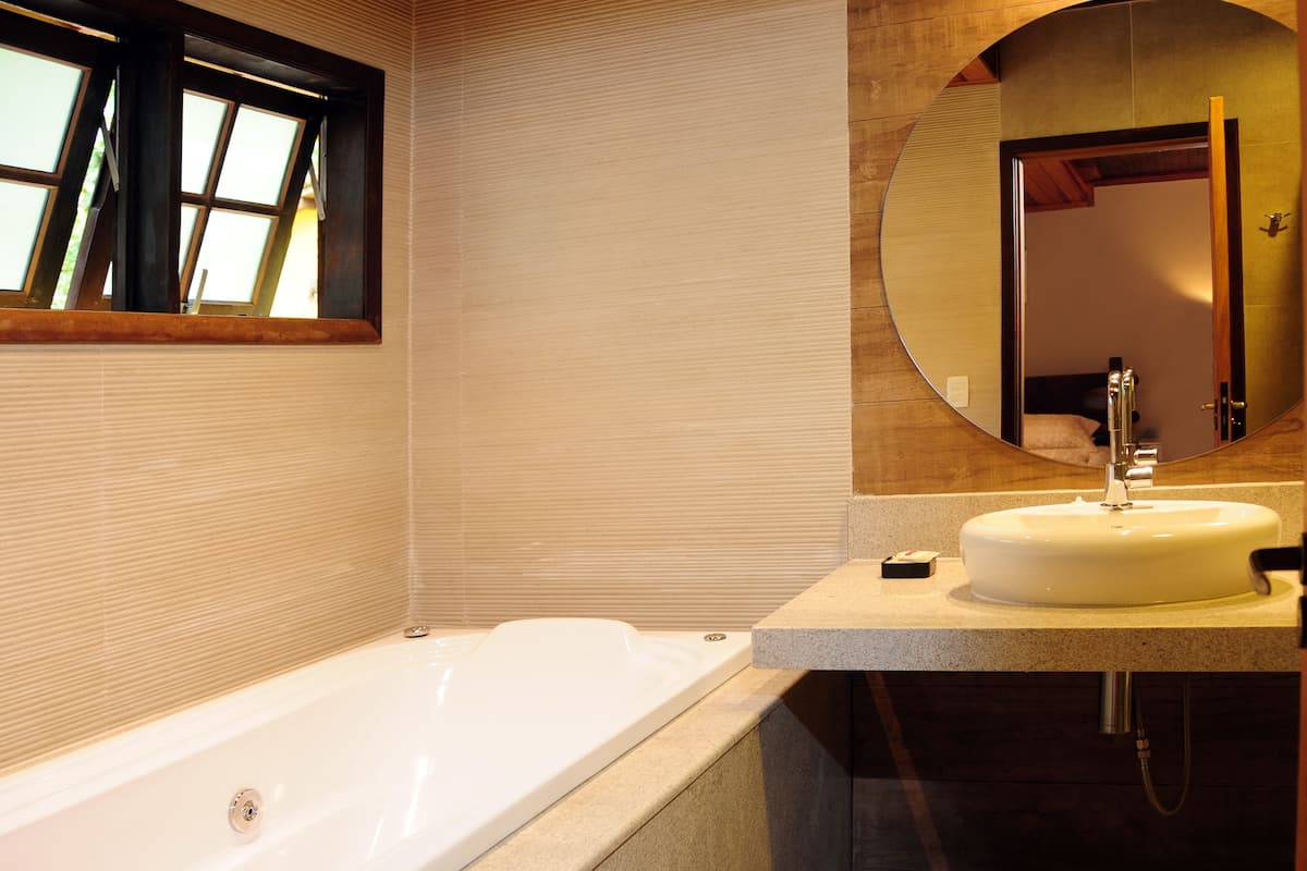 chale bromelia 07 | bathroom | shower, free toiletries, towels