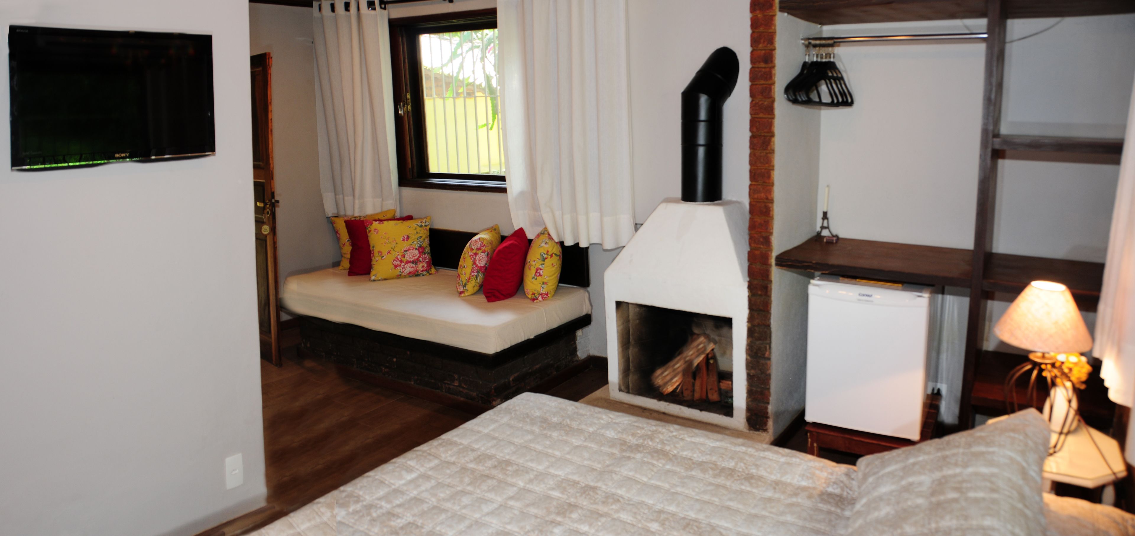 chale classic com lareira 01 | minibar, blackout curtains, iron/ironing board, free wifi