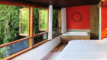 Minibar, cortinas blackout, tabla de planchar con plancha y wifi gratis