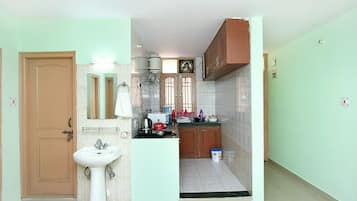 Double or Twin Room | Private kitchen | Fridge