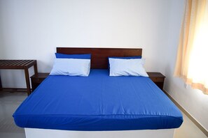 Desk, soundproofing, free WiFi