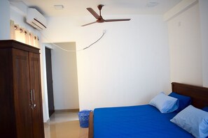 Desk, soundproofing, free WiFi