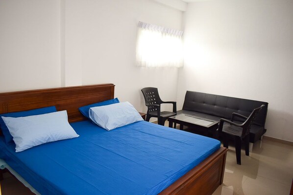 Desk, soundproofing, free WiFi