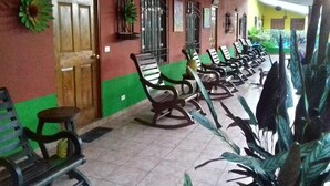 Habitación cuádruple tradicional, 2 camas Queen size, para no fumadores | Vista al jardín