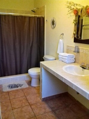 Habitación cuádruple tradicional, 2 camas de matrimonio, no fumadores | Baño | Ducha, artículos de higiene personal gratuitos, toallas y jabón