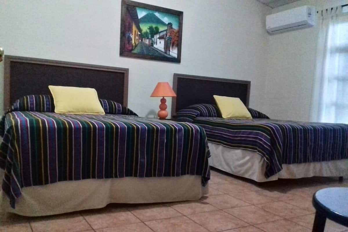 Cunas, camas plegables/adicionales, wifi gratis y ropa de cama