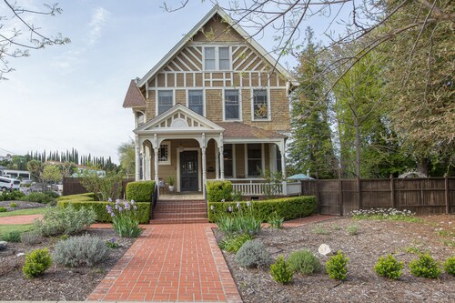 Historic Downtown House and Pool in Paso Robles Wine Country
