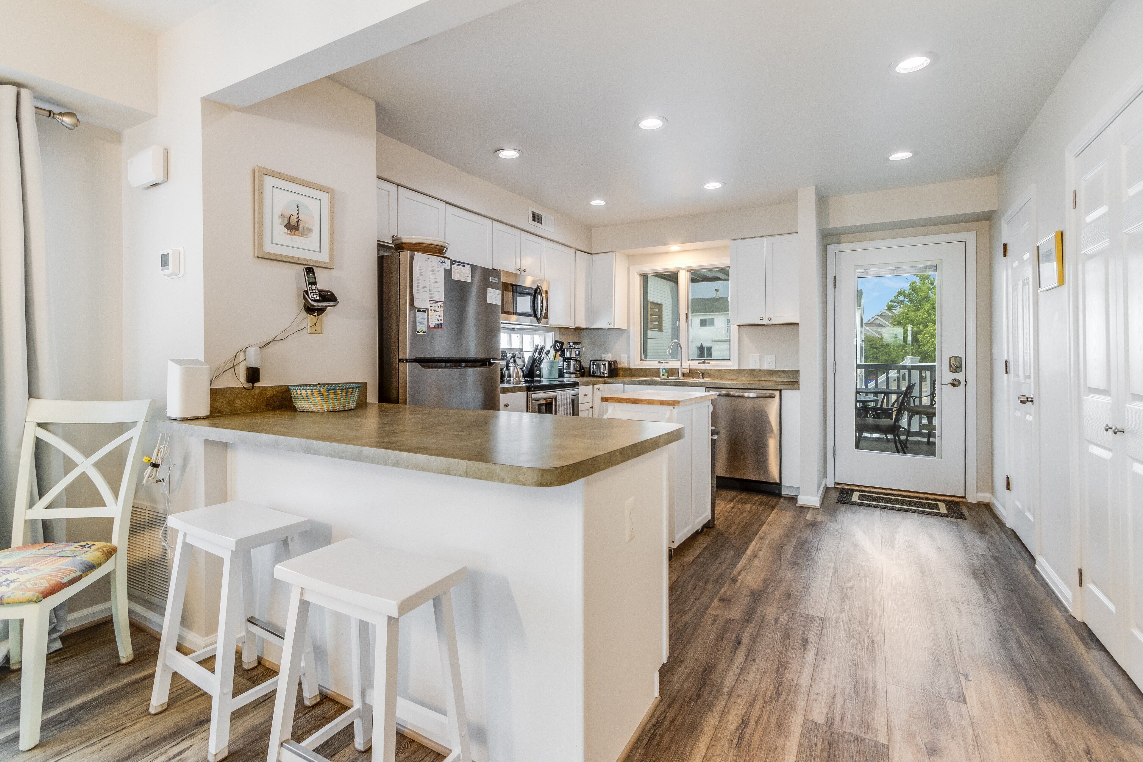 Kjøleskap, mikrobølgeovn, kokeplater og oppvaskmaskin