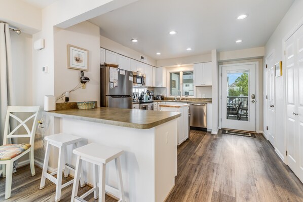 Jääkaappi, mikroaaltouuni, liesi, astianpesukone