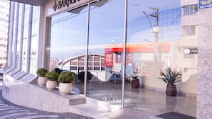The exterior of Barbur Center Hotel with a modern facade, large windows, and a clear view of the street. - Barbur Center Hotel (Ponta Grossa)