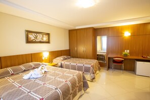 Deluxe Double or Twin Room | Minibar, desk, blackout drapes, soundproofing - Barbur Center Hotel (Ponta Grossa)