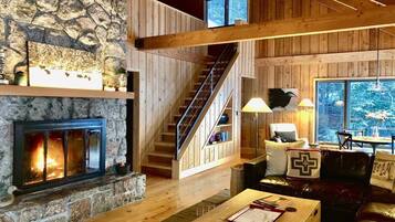 Smart TV, fireplace, stereo