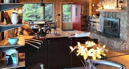 Timber-frame Beach Chalet on Lake Superior between Lutsen and Grand Marais