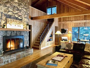 Una Smart TV, una chimenea, libros, un reproductor estéreo