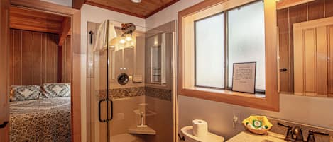 Combined shower/tub, hair dryer, towels