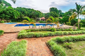 Outdoor pool, sun loungers - Banana Village (Entebbe)