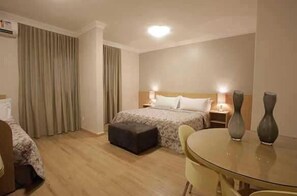 Premium bedding, minibar, desk, blackout drapes - Hotel Castelo Inn (Goiania)