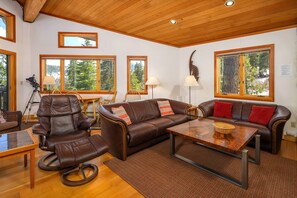 Een televisie, een open haard en een dvd-speler