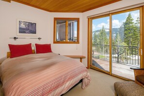 4 slaapkamers, een strijkplank/strijkijzer, reisbedje, gratis wifi