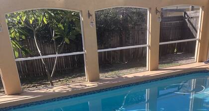 Kaunis vierashuone uima-altaalla!