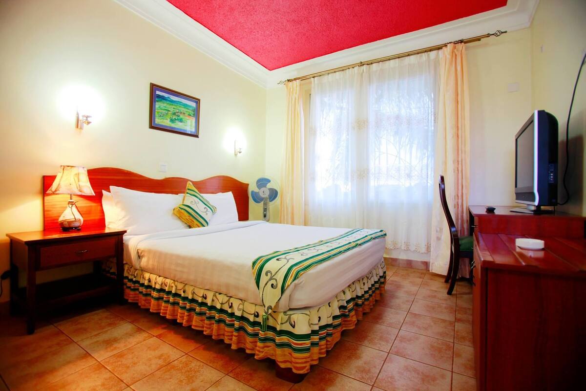 Frigobar, quartos à prova de som, Wi-Fi de cortesia, roupa de cama