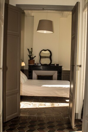 1 kamar tidur, seprai premium, minibar, dan meja kerja