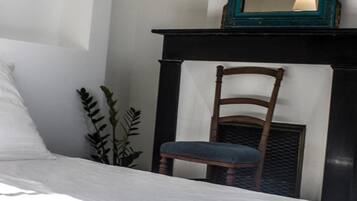 1 slaapkamer, luxe beddengoed, een minibar, een bureau