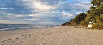 RENOVATED House 2 Minute walk to a Private Beach Access, Food/Bars/Parks, WiFi !