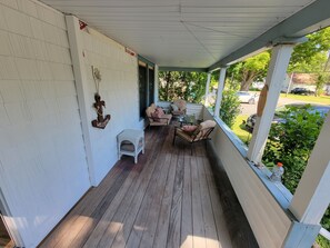 Outdoor dining - RENOVATED House 2 Minute walk to a Private Beach Access, Food/Bars/Parks, WiFi ! (Angola)