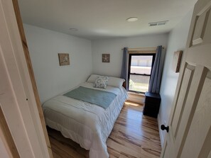 2 bedrooms, desk, iron/ironing board, travel crib - RENOVATED House 2 Minute walk to a Private Beach Access, Food/Bars/Parks, WiFi ! (Angola)