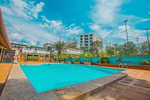 Outdoor pool - Shangri-la Hotel Uganda (Kampala)