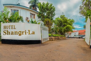 Property entrance - Shangri-la Hotel Uganda (Kampala)