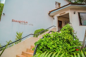 Property entrance - Shangri-la Hotel Uganda (Kampala)