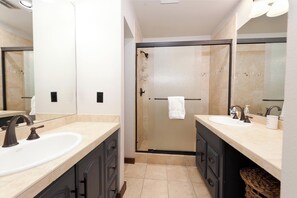 Shower, hair dryer, towels - Pet Friendly Remodeled End Unit Townhome - Deck - Views - Steps to Lift (Durango)