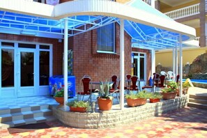 Outdoor dining - Hotel Sharm (Sochi)