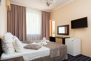 Family Room | Premium bedding, in-room safe, desk, rollaway beds - Hotel Sharm (Sochi)