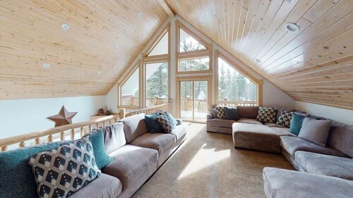 35 MIN to YNP | Hot Tub | Pool Table | Sleeps 25