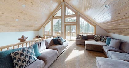 35 MIN to YNP | Hot Tub | Pool Table | Sleeps 25