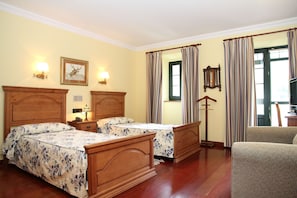 Chambre Standard avec lits jumeaux | Décor unique, lit de bébé (gratuit), accès au Wi-Fi (inclus)